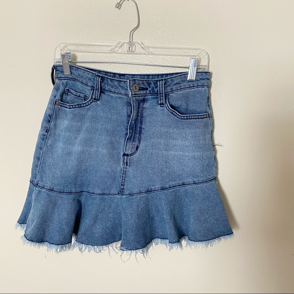 Asymmetric skirt